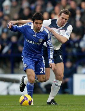 Kevin Davies tussles with Deco during Bolton's clash with Chelsea