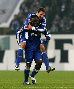 Gerald Asamoah erlöste Schalke und Kollegen Höwedes (firo)