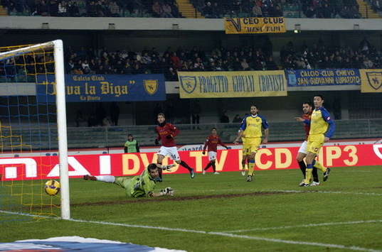 Il diagonale di Menez che piega Sorrentino (Grazia Neri)