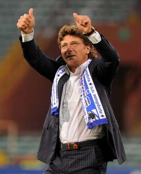 Walter Mazzarri salutes the Sampdoria fans.