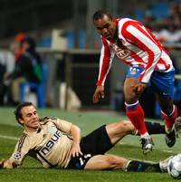 Champions League : Laurent Bonnart (Marseille) vs Florent Sinama Pongolle (Atletico Madrid)