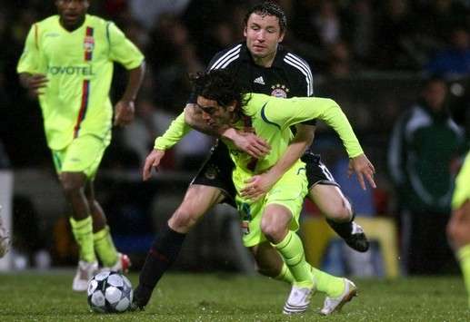 Champions League: El Chelito Delgado, del Olympique de Lyon, disputa la pelota con Van Bommel, del Bayern