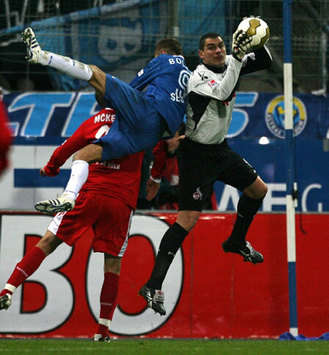 Kölns Keeper Mondragon hatte in Bochum alles im Griff (firo)
