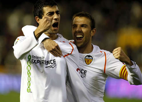 Raul Albiol and Carlos Marchena celebrate Valencia's hard-fought 2-1 win over Espanyol (Marca)