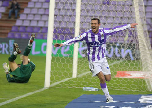 Aranzubia por los suelos ante la celebración de Jonathan Sesma, durante el Valladolid-Deportivo (Marca)