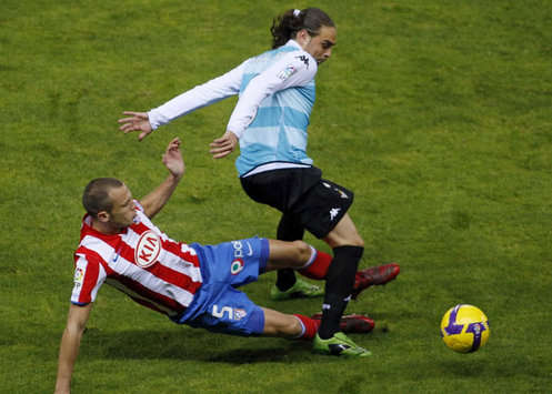 Heitinga marca a Sergio García durante el Atlético de Madrid-Betis (Marca)