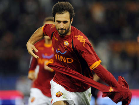 Mirko Vucinic all'inizio del personale striptease di Roma-Cagliari - Serie A (Grazia Neri)