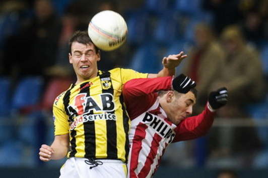 Nick Hofs vs Nordin Amrabat, Vitesse - PSV (foto ANP)