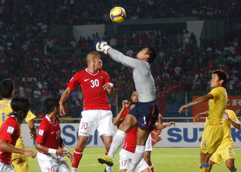 AFF SUZUKI CUP 2008 : Nova Arianto, Indonesia, duel bola diudara dengan Kittisak Rawangpa Thailand. (GOAL.com Indonesia/M. Riso)