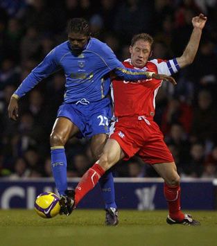 UEFA CUP: Nwankwo Kanu - Michel Breuer, Portsmouth - Heerenveen (PA)