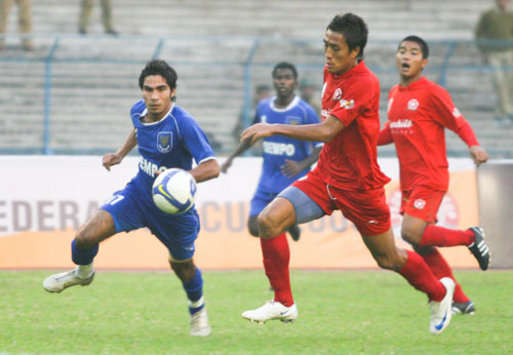 Federation Cup: Abaranches of Dempo and Gourmangi Singh of Churchill Brothers during Semi final (Mango Peel)