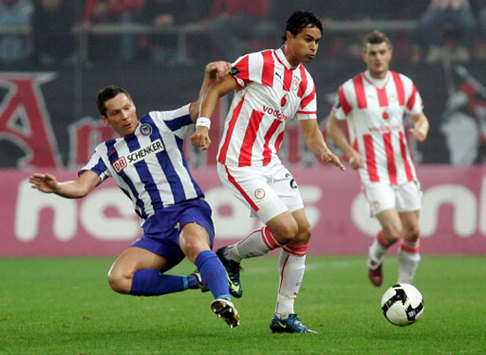 Herthas Dardai kann Olympiakos Torschützen Dudu nicht stoppen (firo)