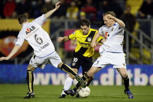 NAC Breda - Vitesse, Anthony Lurling vs Jeroen Drost en Frank van der Struik (foto ANP)