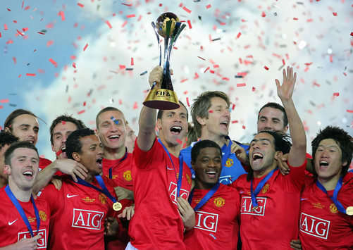On Top Of The World: Manchester United hoist the World Club Cup aloft after defeating LDU Quito in Yokohama (Mexsport)