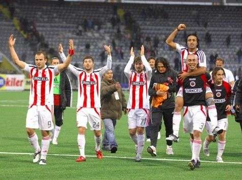 Turkcell Süper Lig: Sivassporlu oyuncular Gençlerbirliği galibiyeti sonrası taraftarlarını selamlıyorlar