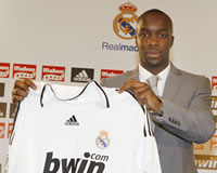 Real Madrid's latest signing Lassana Diarra holds up the famous white shirt during his presentation to the media (Marca)