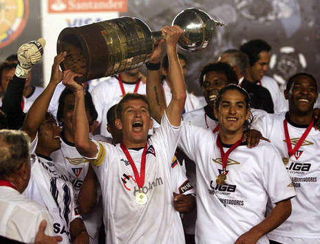 Patricio Urrutia with Libertadores trophy - Liga de Quito LDU (Mexsport)