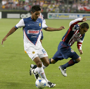 Juan Carlos Valenzuela y Ramon Morales- America vs Chivas (Mexsport)