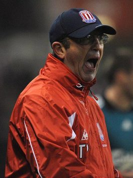 Stoke City boss Pulis urges attacking improvement