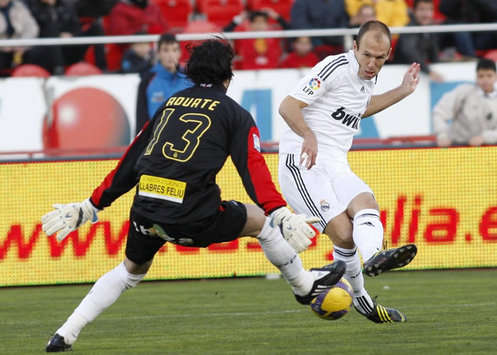 Arjen Robben sidefoots a clinical shot past goalkeeper, Dudu Aouate to hand Real Madrid the lead against Mallorca (Marca)