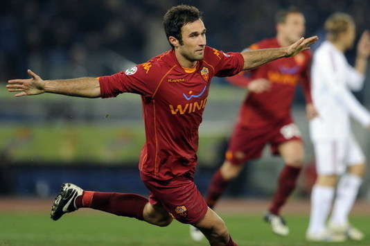 Bomber Vucinic esulta dopo il suo secondo goal in Roma-Milan (Foto Grazia Neri)
