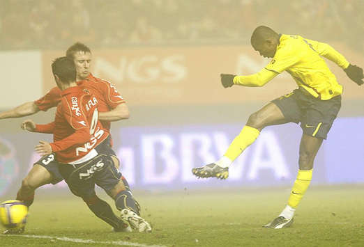 Samuel Eto'o anota su gol durante el Osasuna-Barcelona (Marca)