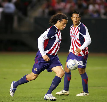 Héctor Reynoso y Mario De Luna de Chivas, mueven el esférico ante Morelia en Interliga (Mexsport)
