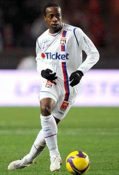 Stuttgart To Move For Olympique Lyonnais’ Sidney Govou – Report