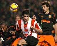 Javi Martínez remata de cabeza ante la marca de Manuel Fernandes y Albelda en el Athletic-Valencia (Marca)