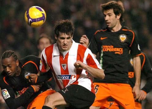 Javi Martínez remata de cabeza ante la marca de Manuel Fernandes y Albelda en el Athletic-Valencia (Marca)