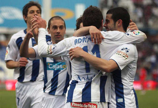 Barber, Aitor, Colunga y Casado celebran con el Recreativo ante el Sporting (Marca)