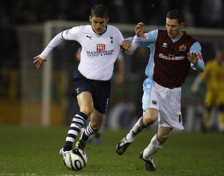 İngiltere Carling Kupası: David Bentley (Tottenham) - Chris McCann (Burnley) (PA)
