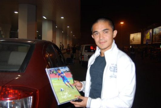 Sunil Chhetri with the fan's booklet at Kolkata Airport