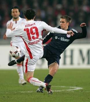 DFB-Pokal: Bayern Münchens Philipp Lahm trieb immer wieder an, Stuttgart und hier Roberto Hilbert, hatten das Nachsehen (firo)