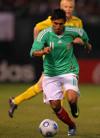 Alberto Medina intenta desbordar por la banda izquierda de Mexico, en el duelo amistoso ante Suecia (Mexsport)