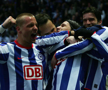 Bundesliga: Hertha BSC Berlin - Eintracht Frankfurt, Patrick Ebert - Josip Simunic - Arne Friedrich - Marko Pantelic (firo)