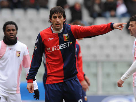 Diego Milito indica la via ai suoi Genoa-Palermo - Serie A (Grazia Neri)