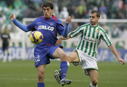 Licht y Juanma, en una bellísima acción del Betis-Getafe disputado en el Manuel Ruiz de Lopera en Sevilla (MARCA)
