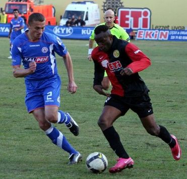 Turkcell Süper Lig: Souleymane Youla (Eskişehirspor) - Marcin Kus (İstanbul Büyükşehir Belediyespor) (eskisehirspor.org)