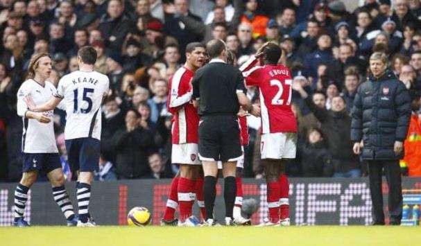 EPL: Emmanuel Eboue, Tottenham - Arsenal (PA)