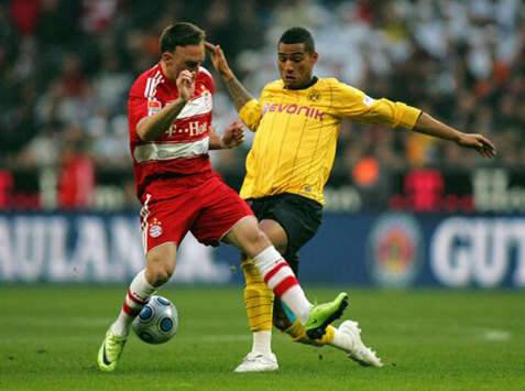 Bayerns ständiger Antreiber Ribéry im Duell mit Dortmunds Neuzugang Boateng (firo)