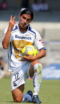 El delantero Juan Francisco Palencia de Pumas, se queja de las faltas recibidas ante Morelia en el Clausura mexicano (Mexsport)