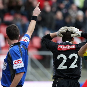 Referee Christophe Virant gives ADO Den Haag-keeper Robert Zwinkels the red card, FC Utrecht - ADO Den Haag (Foto PROSHOTS)