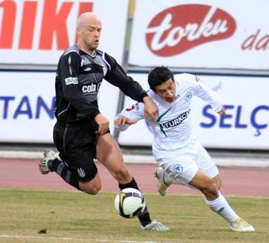 Fabian Ernst (Besiktas)-Serhat Akin (Konyaspor) (konyaspor.com.tr)