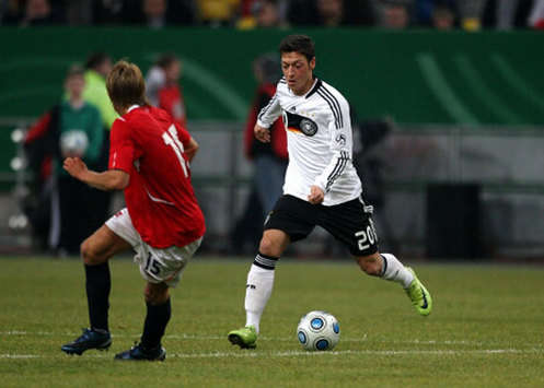 Özil gab gegen Norwegen sein Debüt im deutschen Nationaltrikot (firo)