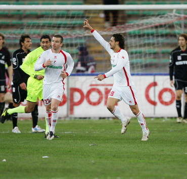 L'esultanza di Caputo dopo il suo goal del pareggio in Bari-Vicenza (Foto Grazia Neri)