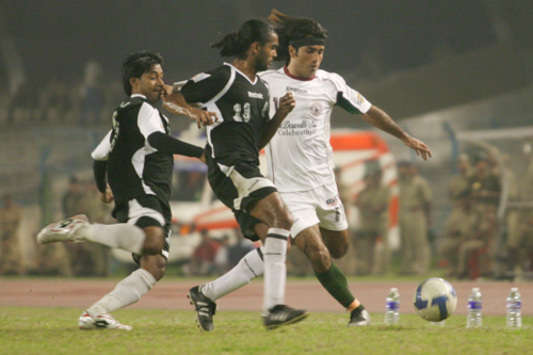 Ishfaq Ahmed of Mohun Bagan & Gurpreet Singh of Mohammedan (Mango Peel)