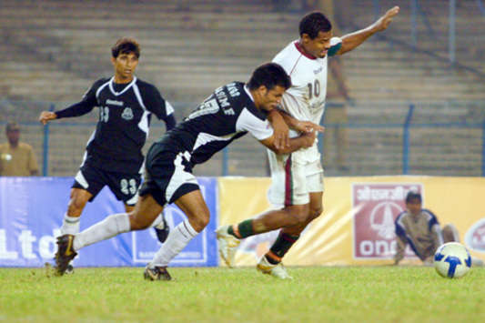 Jose Ramirez Barreto of Mohun Bagan & Wasim Feroz of Mohammedan (Mango Peel)