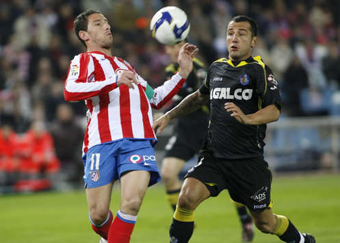 A game of chests. Atletico Madrid's Maxi tries to control the ball while Getafe's Mario attempts to rob possession (Marca)