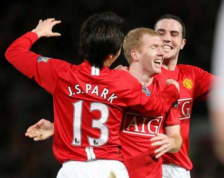 Paul Scholes gets in on the scoring as he bags another one for Manchester United against Fulham